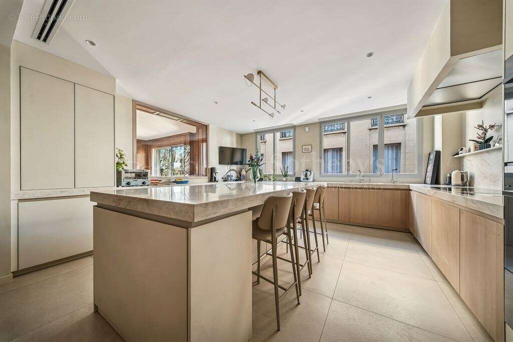 Appartement à PARIS-16E