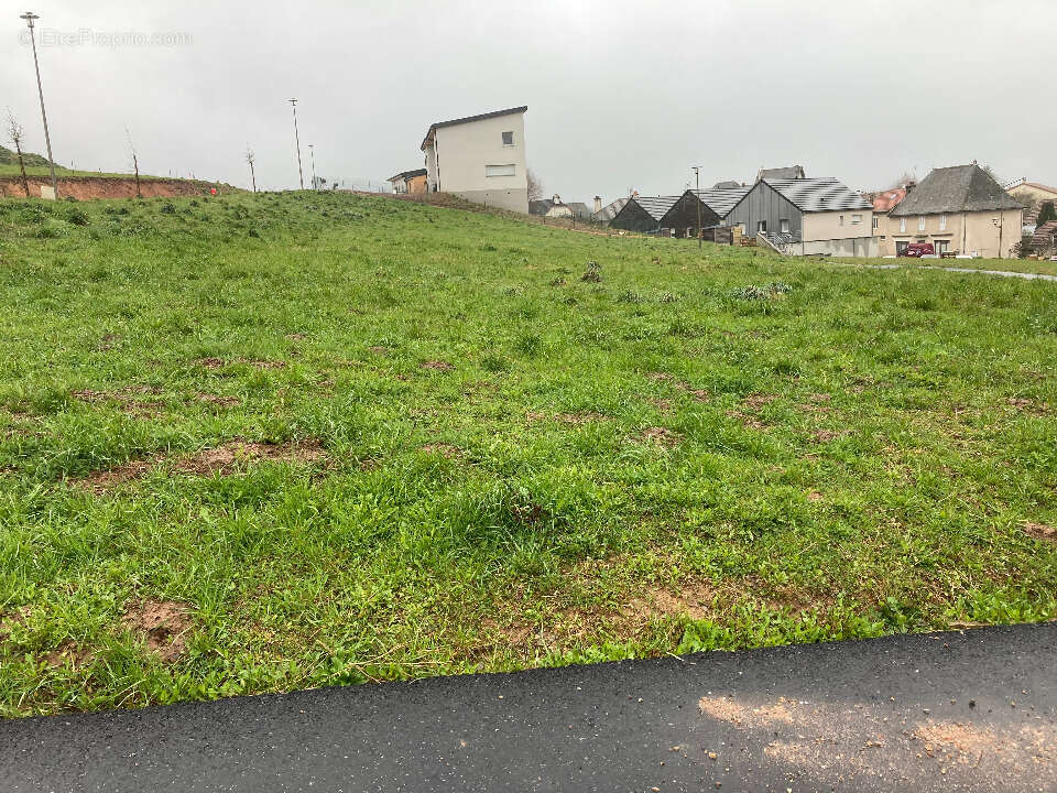 Terrain 705 m² à Lafeuillade-En-Vezie  - photo 2