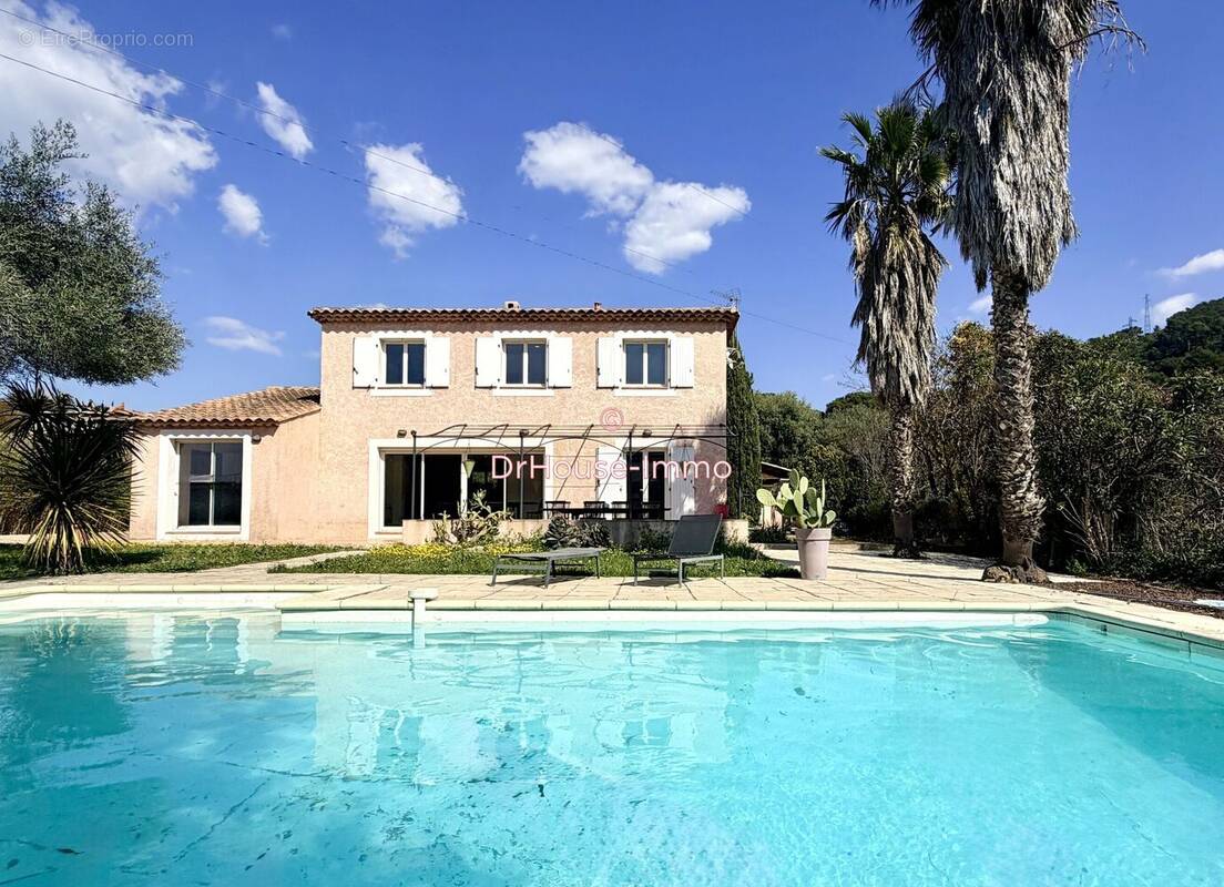 Maison à CEYRESTE