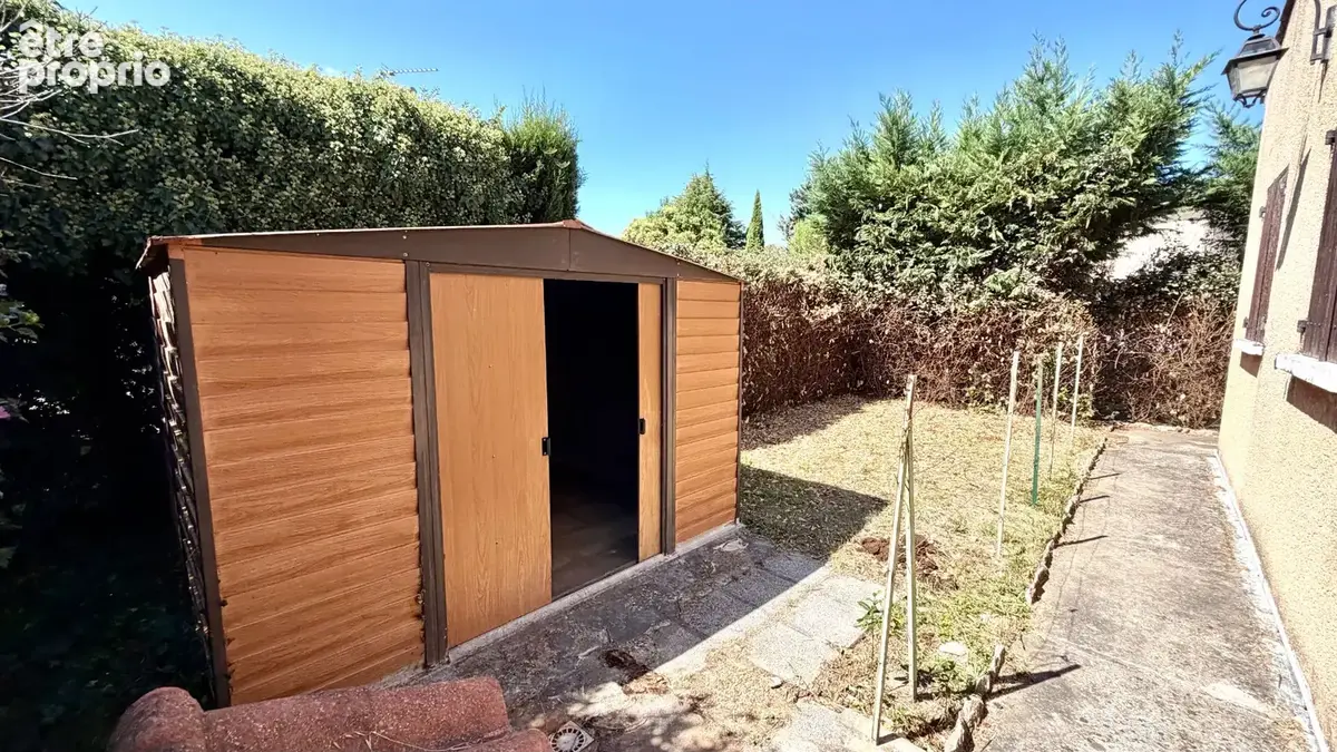 Maison de plain pied sur 428 m² de jardin clos et arboré. - photo 16