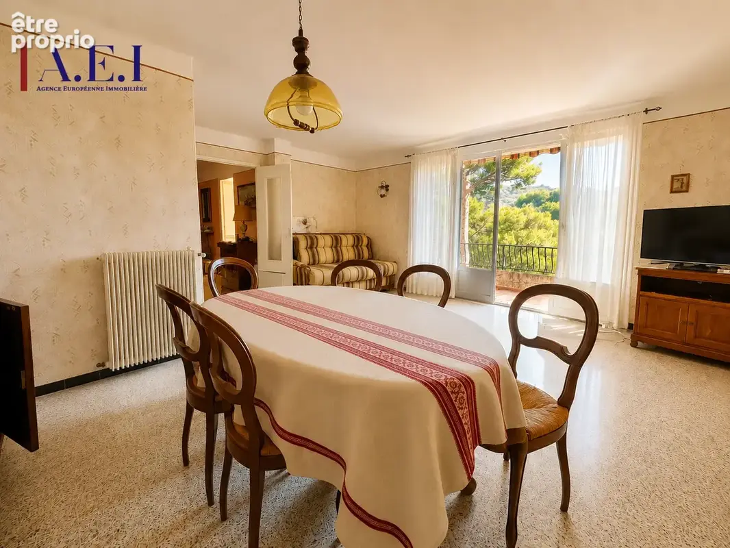 Six Fours les plages - Maison de 174 m2 habitables sur une parcelle de 5 744 m2 - photo 9