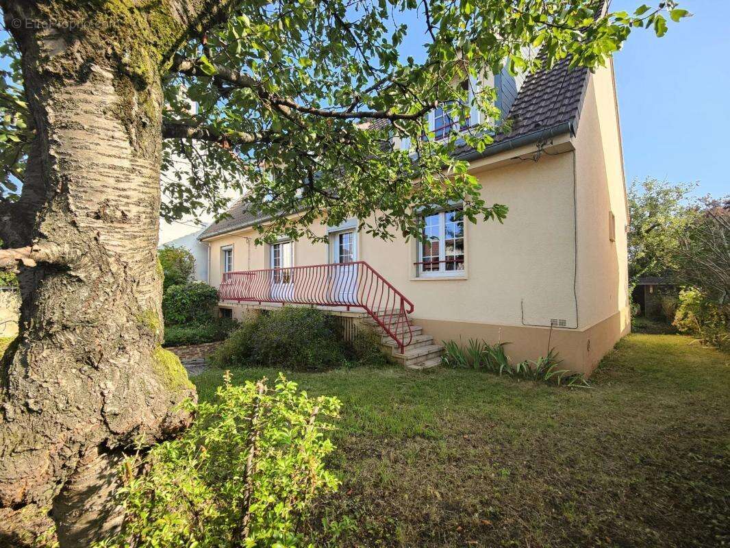 Maison à LES CLAYES-SOUS-BOIS