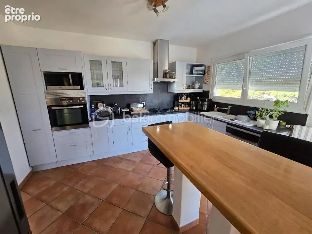 À 2 minutes à pied du port – Vue mer – Propriété de caractère 186 m² – 3 logements – Piscine - photo 9