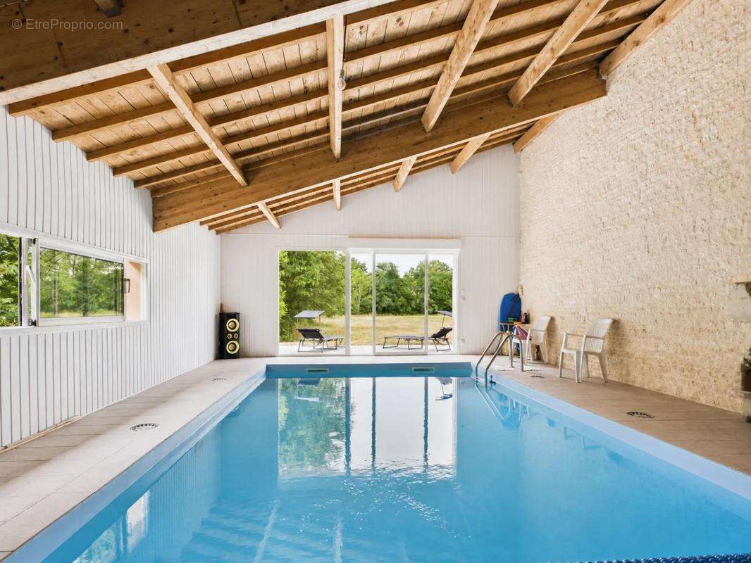 Maison pierre 141 m², piscine intérieure, 2 500 m² - Saint-Symphorien - photo 3