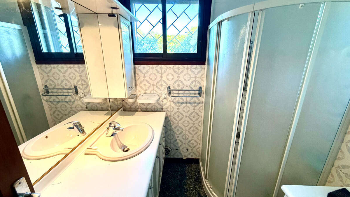 Maison à ENTRAIGUES-SUR-LA-SORGUE