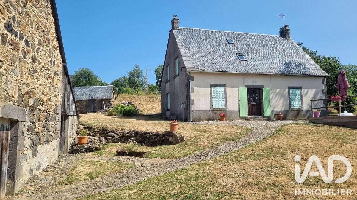 Maison 200 m² à Tauves  - photo 2