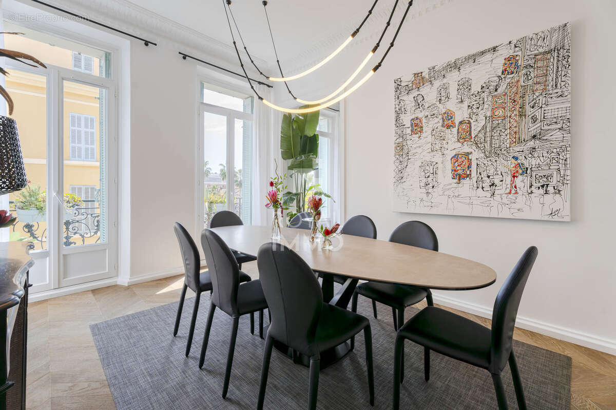 Élégant appartement haussmannien de prestige   120 m2   Hyères Centre Ville - photo 5