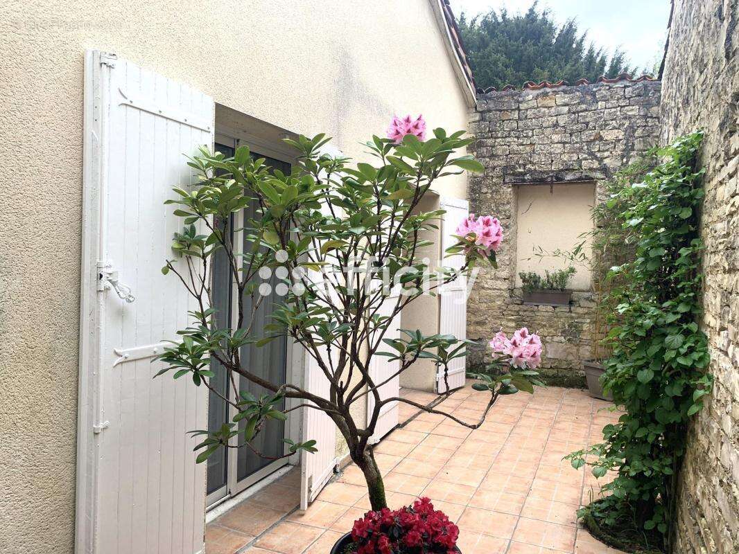 Maison à AIGRE