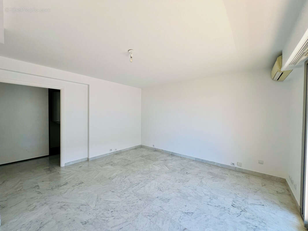 Appartement à SAINT-LAURENT-DU-VAR