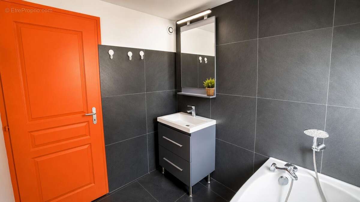 Tourcoing  superbe maison flamande entièrement rénovée 2 chambres avec jardin  129 500€ fai - photo 5