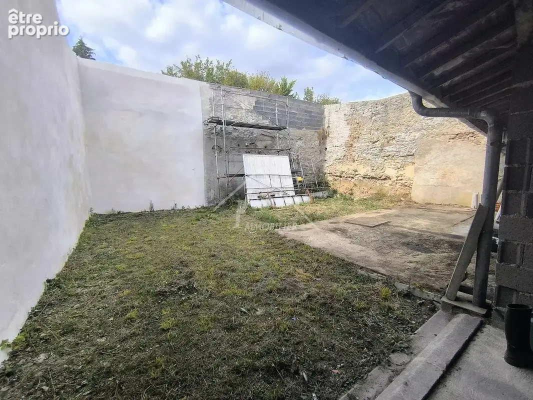 Maison de bourg à rénover avec jardin et garage - photo 4