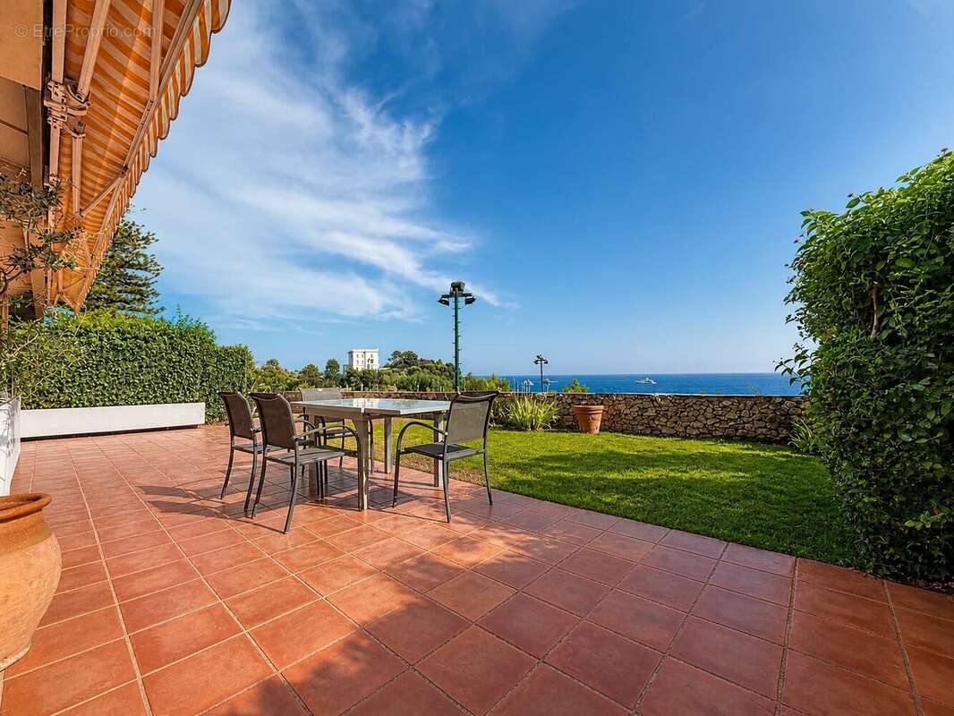 ROQUEBRUNE-CAP-MARTIN QUARTIER VIGIE - À vendre, appartement avec vue mer panoramique à la frontière de Monaco - photo 2