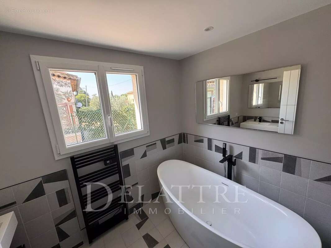 Appartement à SAINT-LAURENT-DU-VAR