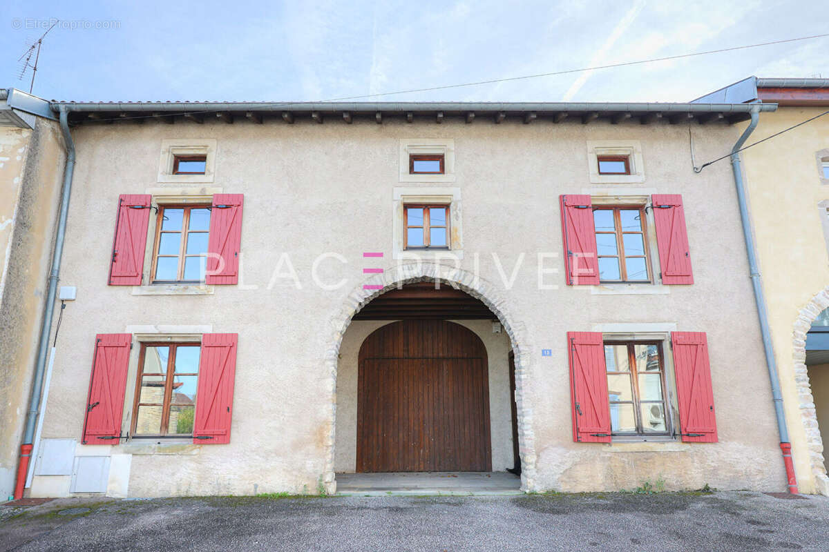 Maison 375 m² à Vincey  - photo 2