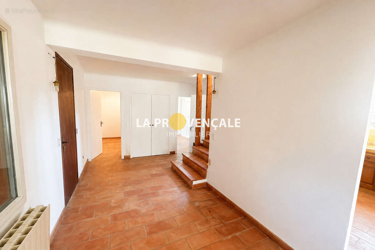 Maison 143 m² à Greasque  - photo 5
