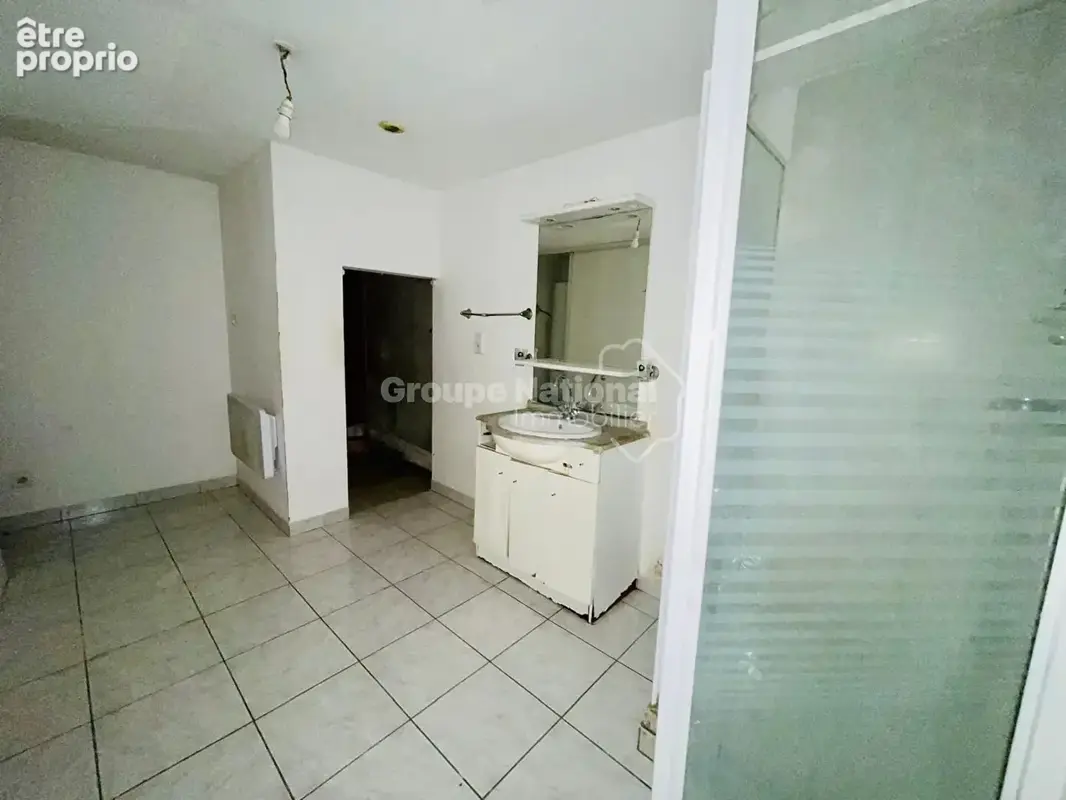 Appartement P3 en rez-de-chaussée avec cour privative, beau potentiel ! - photo 4
