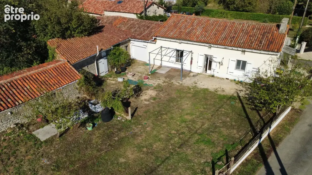 Maison à LES ADJOTS