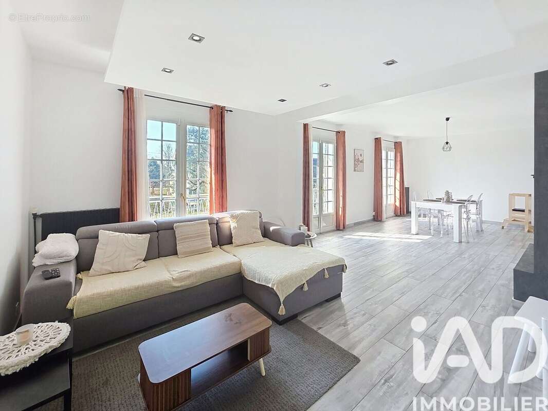 Maison 183 m² à Crecy-La-Chapelle  - photo 4