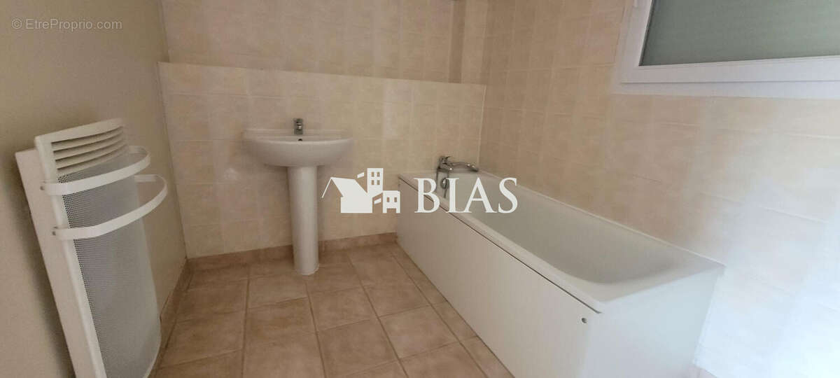 Maison à SAINT-ETIENNE-DU-VAUVRAY