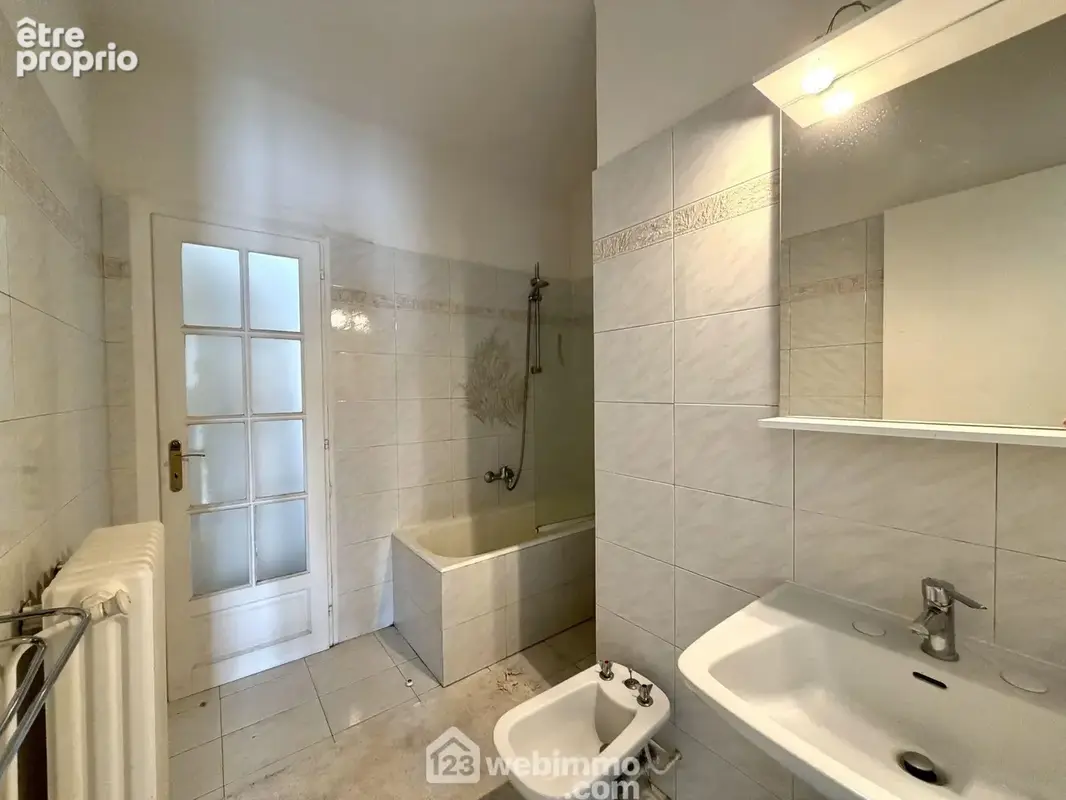 Salle de bains en bon état