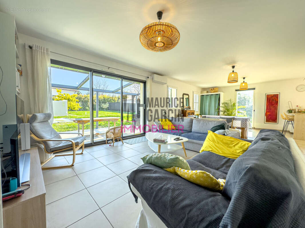 Maison à LA ROQUE-SUR-PERNES