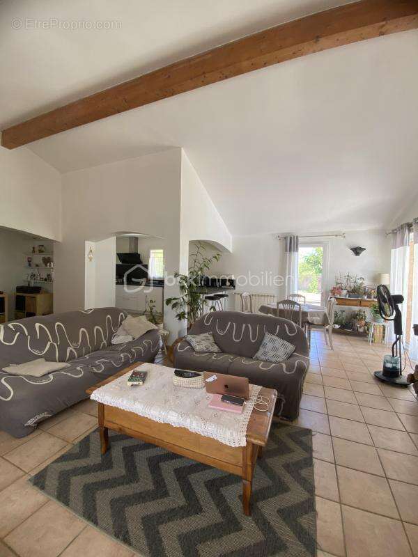 Maison familiale de plain-pied avec piscine sur près de 2000m2 de terrain - photo 6