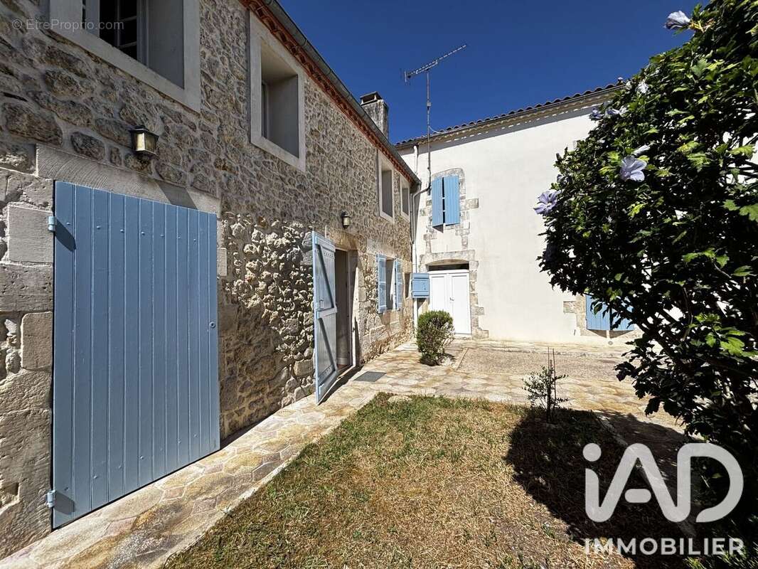 Maison 260 m² à L'eguille  - photo 2