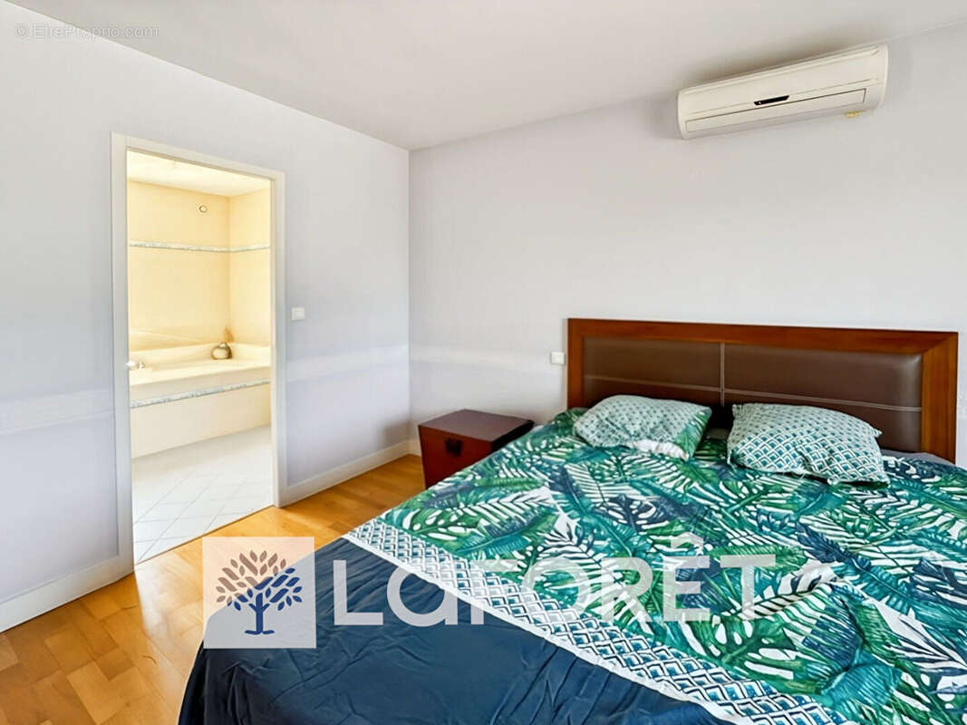 À vendre, maison contemporaine 4 pièce(s) 157 m2 avec un double-garage et piscine située entre GEMOZAC (17260) et SAINTES (17100 - photo 8