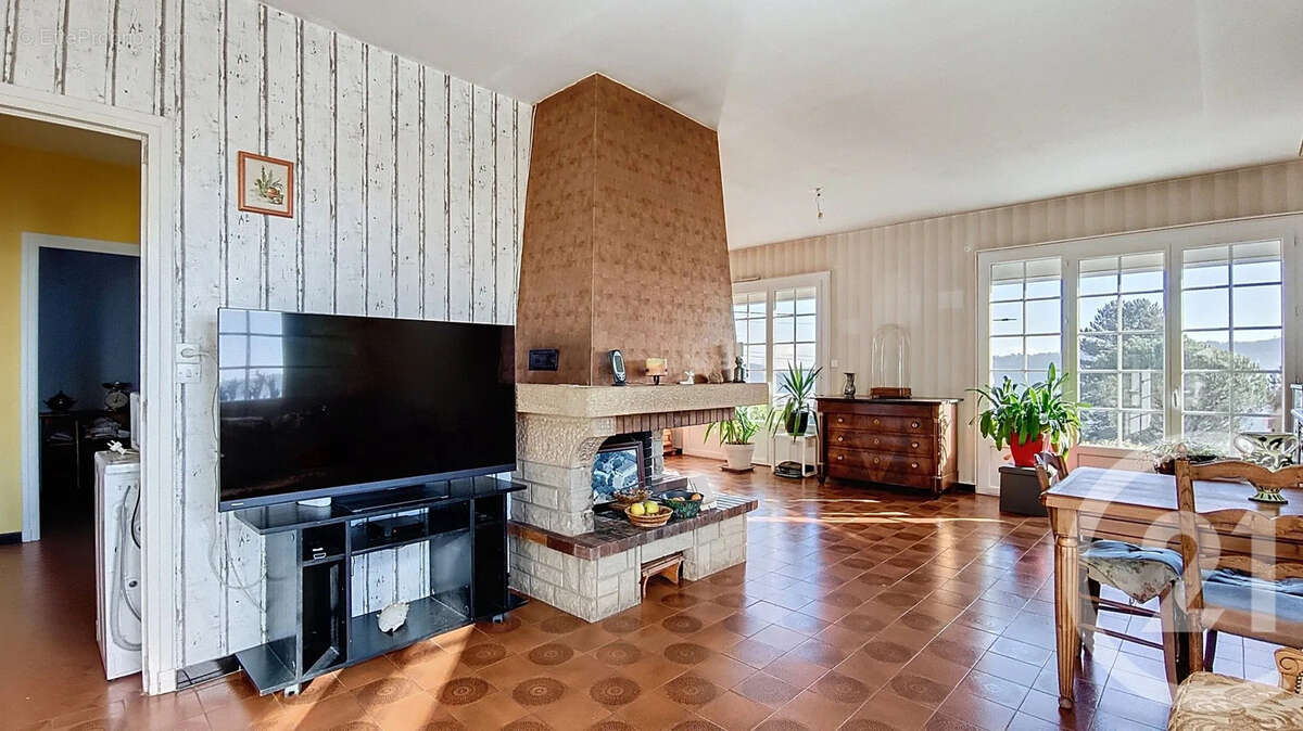 Maison à SAINT-CYR-SUR-LE-RHONE