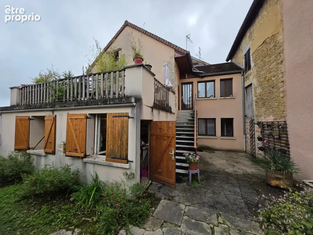 Appartement à MONTMOROT