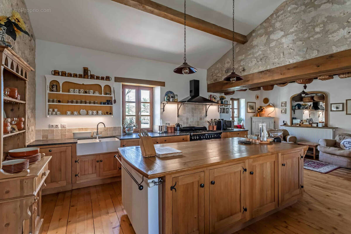 Maison de campagne avec piscine, dépendances, grange, terrain. - photo 20