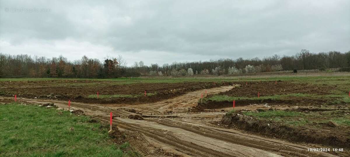 Terrain à bâtir de 530 m² à AVY (17) - photo 2