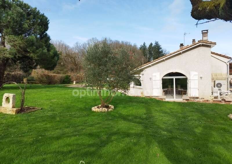 Charente, exceptionnelle ! A 10mn de La Rochefoucauld, maison 206 m², pièce de vie 70 m², grange, terrain clos 3602m² - photo 7