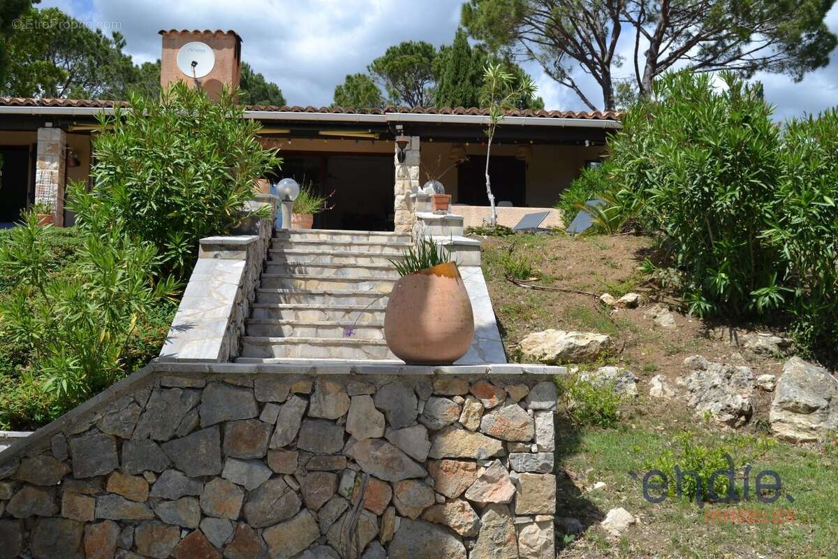 Villa de plain-pied avec piscine et vue panoramique exeptionnelle. - photo 15