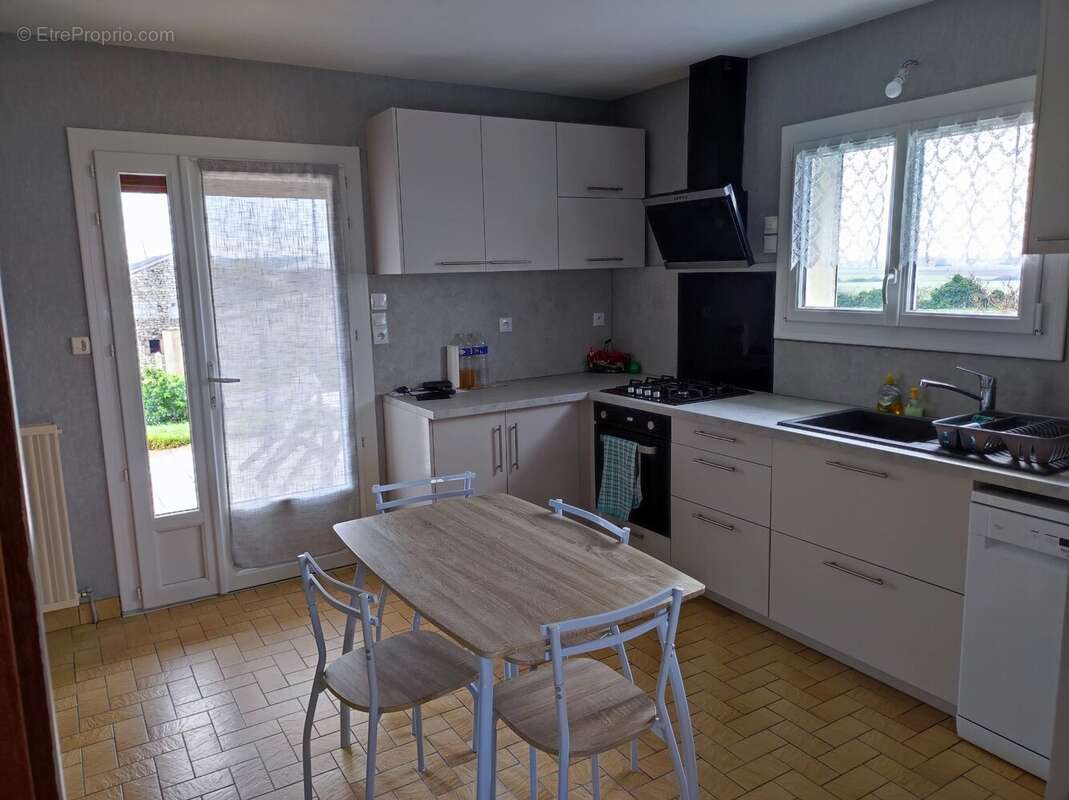 Maison à SAINT-GENEST-D'AMBIERE