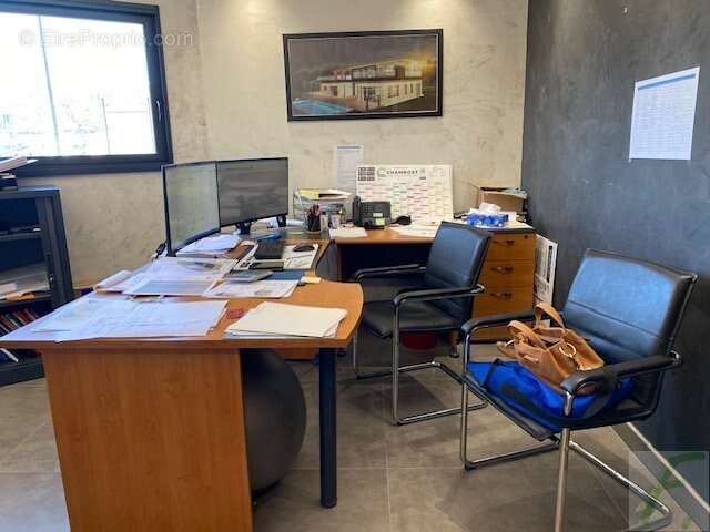 A vendre - Immeuble de bureaux à Barberaz - 240 m² sur quatre niveaux et 260 m² de foncier - photo 2
