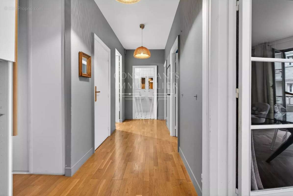 Appartement à PARIS-16E