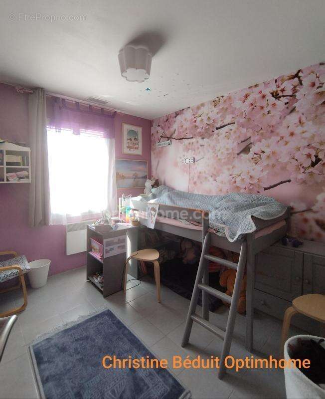 Charente, Châteauneuf, à Birac, maison plain-pied 93 m², 4 chambres, terrain de 1360 m² - photo 8