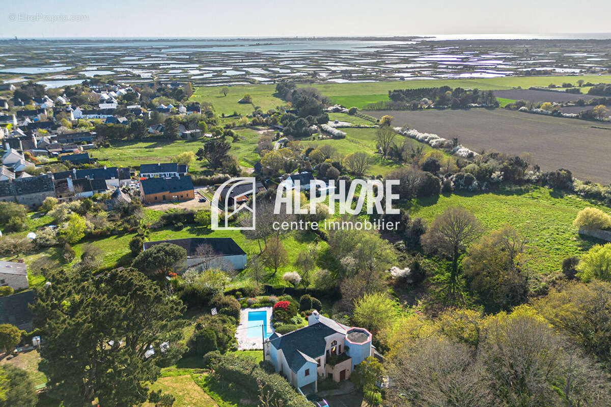 Guérande , propriété de 240m²  , 7 pièces , garage , piscine sur 1500m²  de terrain . - photo 2