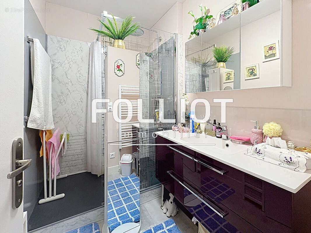 Appartement à DONVILLE-LES-BAINS