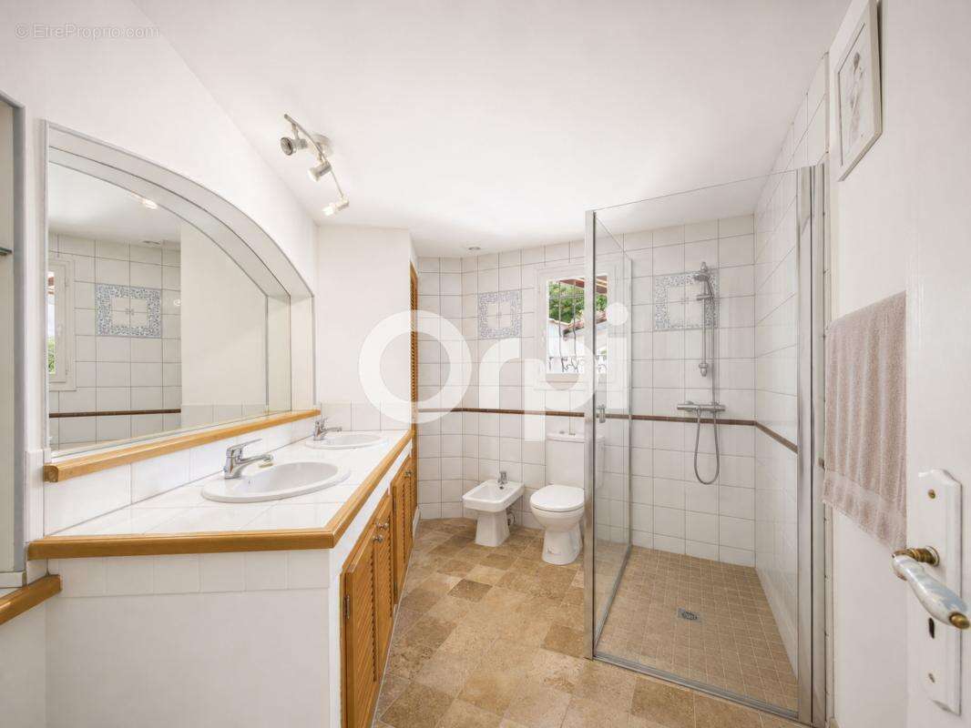 Piscine-calme-3 chambres en suite-tout à l'égout-proches commodités - photo 10
