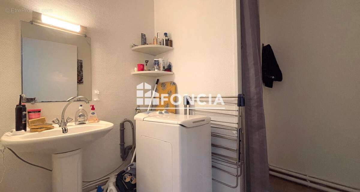 NOUVEAU PRIX – Idéal investisseur – Studio loué meublé avec parking et cave - photo 5