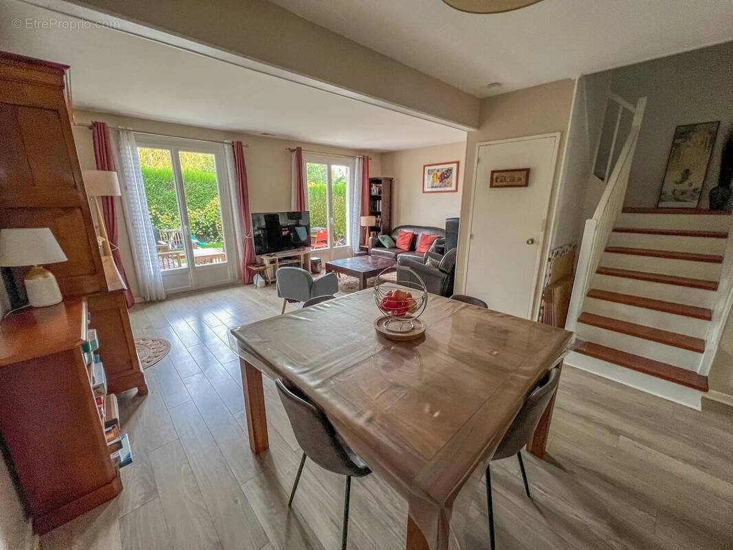 Maison à LE MESNIL-SAINT-DENIS