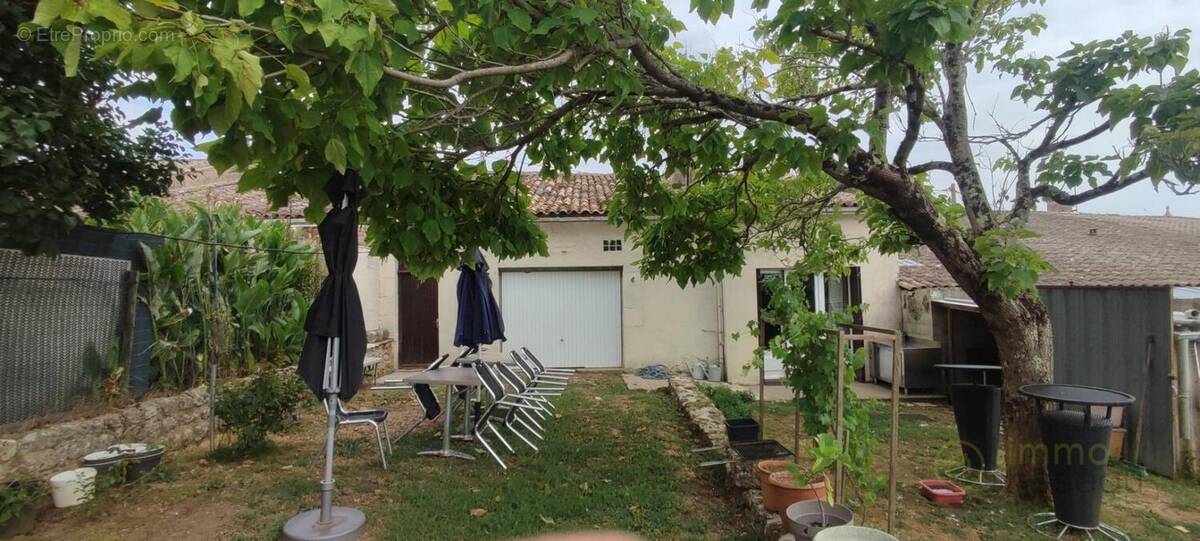 Maison à SAINT-BONNET-SUR-GIRONDE
