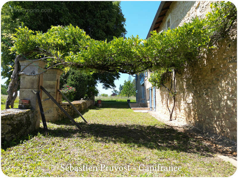 Maison à CHAMPAGNAC-DE-BELAIR