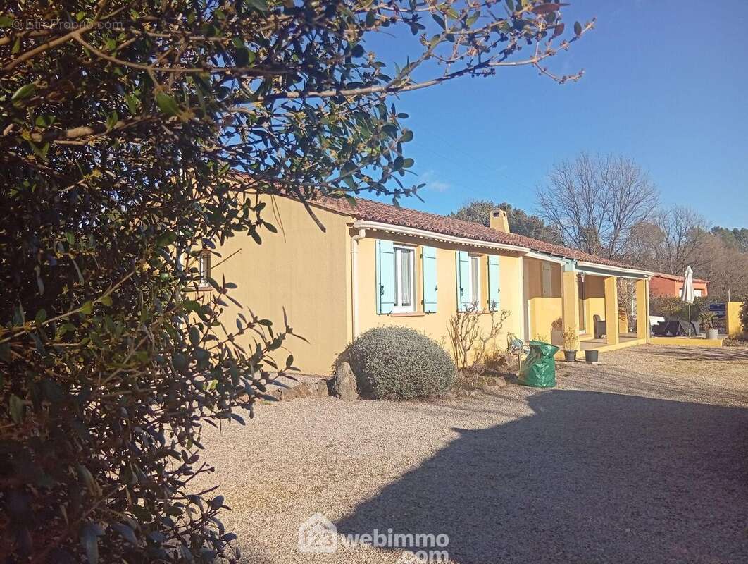 Offrant 1600m² de terrain plat, car port et portail électrique - Maison à LE THORONET