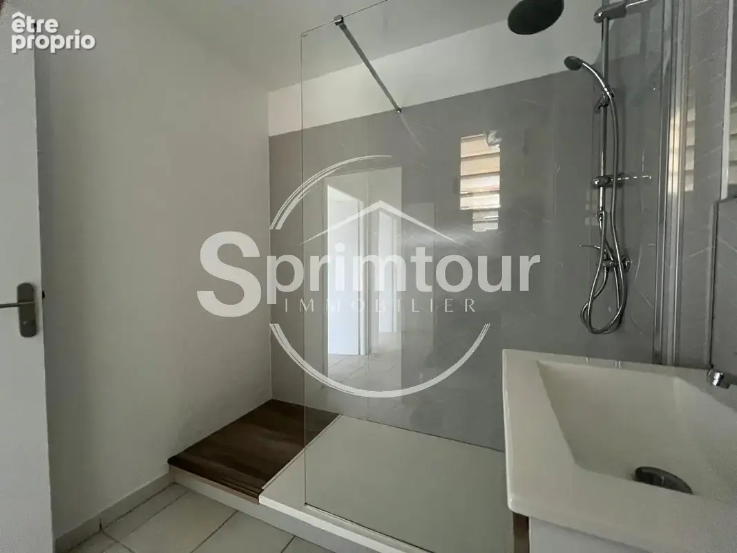 SAINT-CLAUDE - Appartement T3 rénové avec terrasse dans une résidence sécurisée avec piscine - photo 16