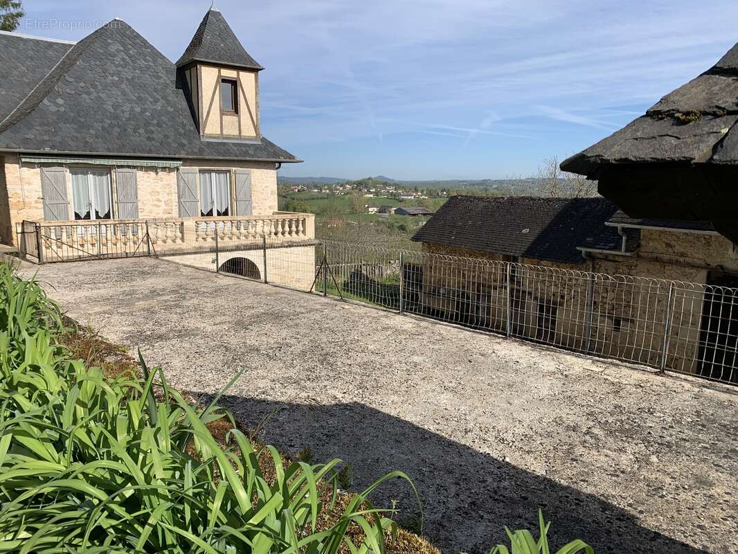 Maison à SAINT-CERNIN-DE-LARCHE