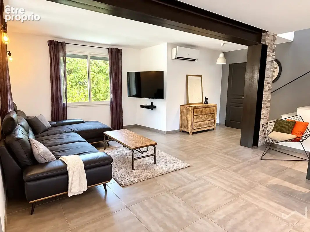 Nathalie Sinad vous présente à Uchaux cette propriété d'environ 201 m2 au total, avec piscine, studio et appar - photo 7