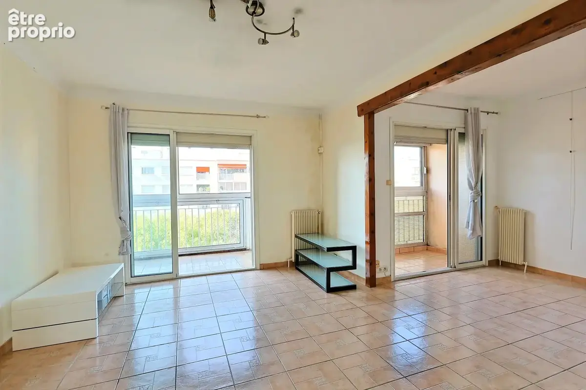 Antibes – Appartement traversant 3/4 pièces en étage élevé, vue mer et verdure - photo 1